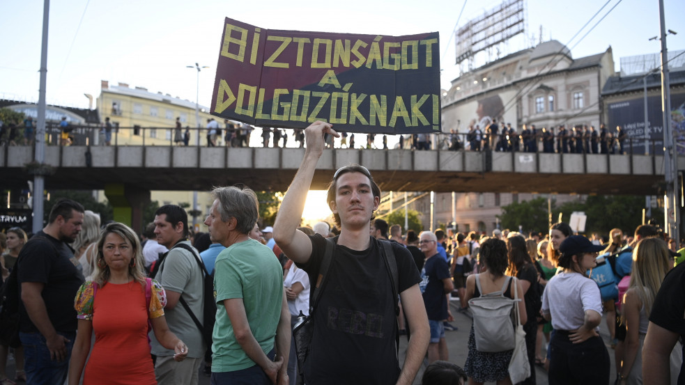 Volt rendőr, akit lánccal vertek fejbe: több esetben is intézkedni kellett a katás tüntetések miatt