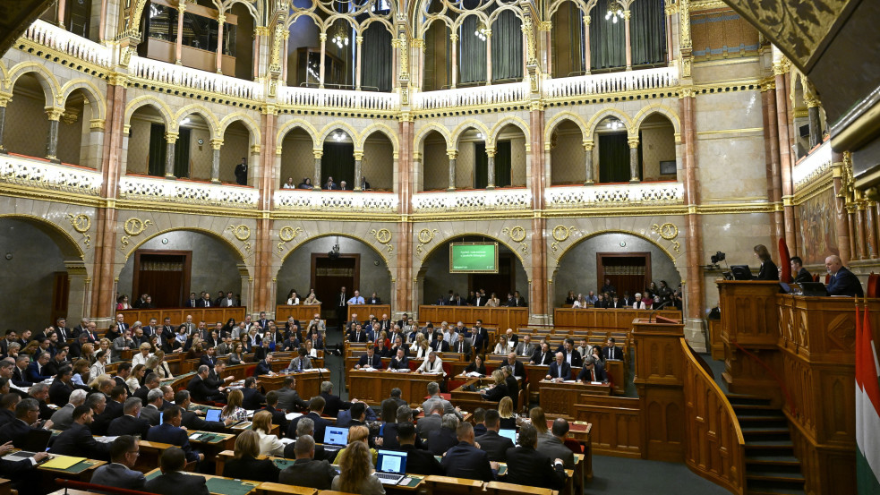 Bilincselés élő parlamenti adásban?