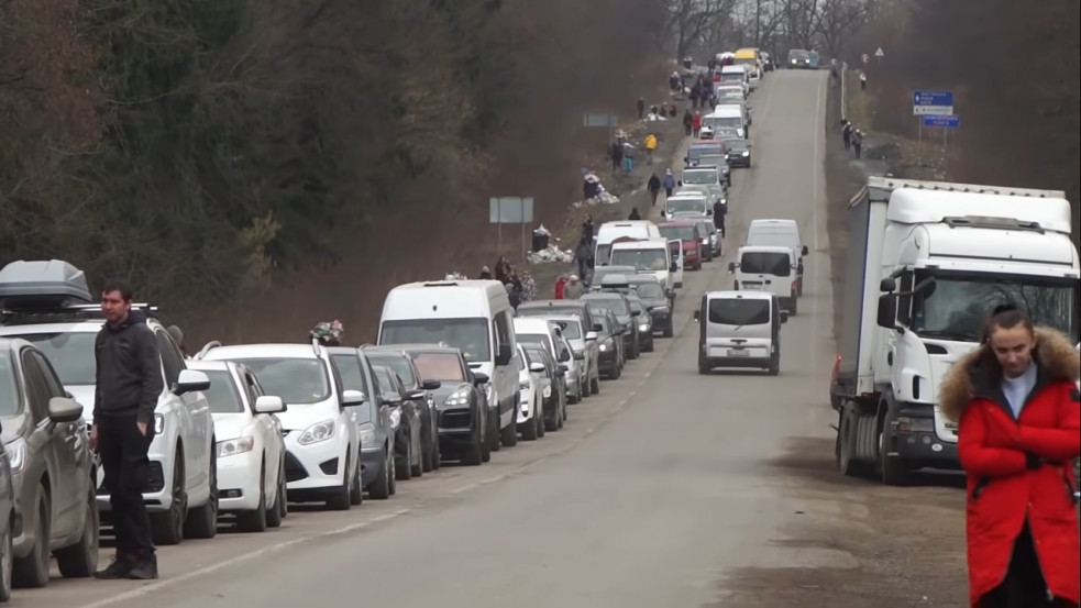 Terrorriasztást rendeltek el a lengyel-ukrán határon: százezrek menekülnek az országba