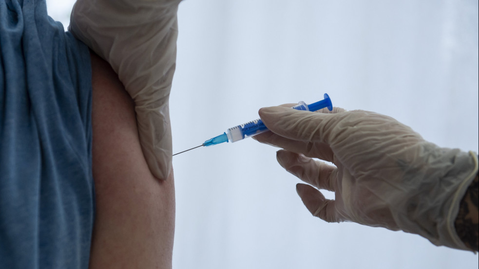 Tisztifőorvos: a beoltottak mindössze 0,2 százaléka fertőződött újra Magyarországon