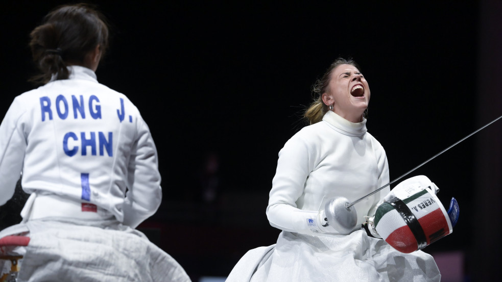 Magyar arany a paralimpián: Veres Amarilla kerekesszékes vívásban diadalmaskodott