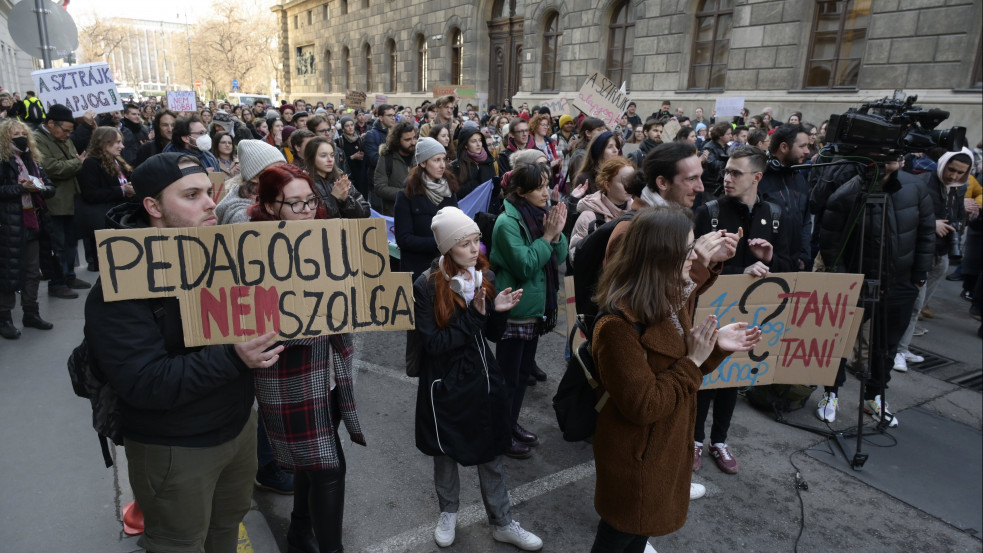 A tanárok szerint az oktatás nem előre ment, hanem hátra