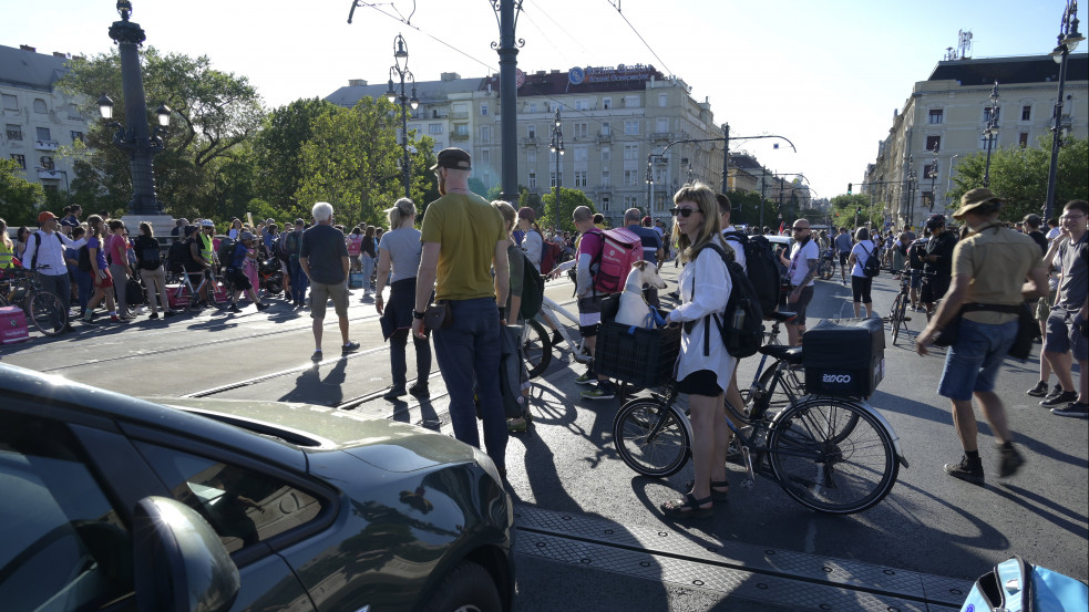 Lezárták a Margit hidat a kata-törvény ellen tüntetők