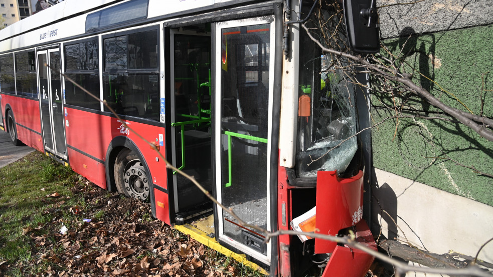 Áttörte a zajfogó falat egy trolibusz az M3-as kivezetőn