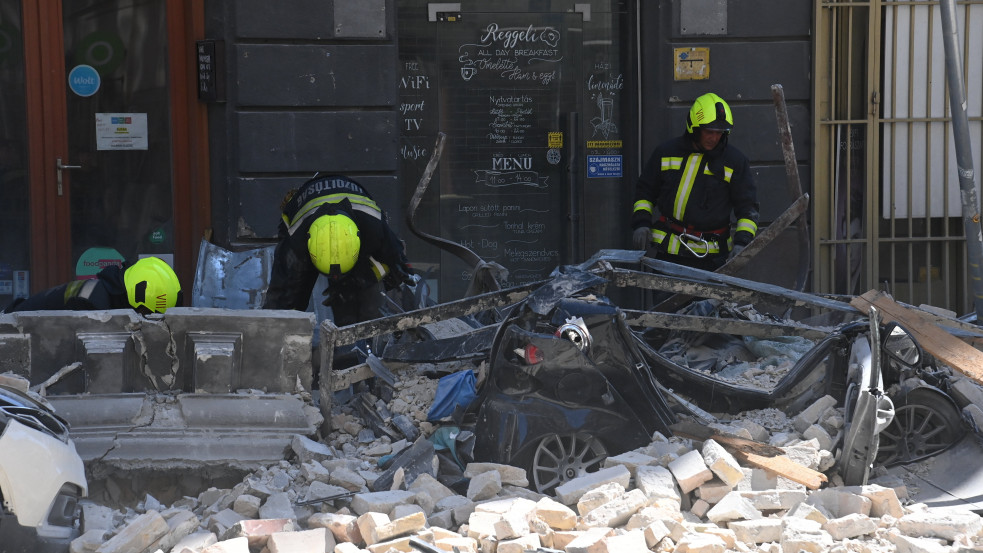 Összezúzott autók, sérültek – leomlott egy ház tetőszerkezete Budapest belvárosában
