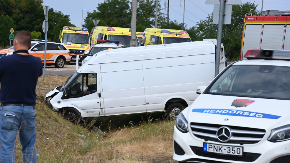 Száguldozva menekült a rendőrök elől egy embercsempész a 4-es főúton: 20 migráns sérült meg a raktérben