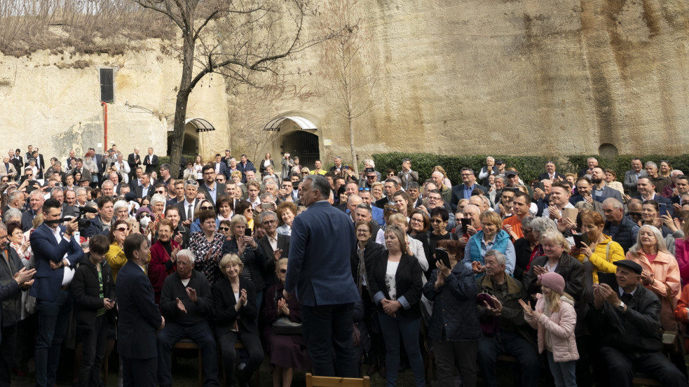 Kiderült, kitől kapta kölcsön Orbán a széket, amin a kampányrendezvényein állt