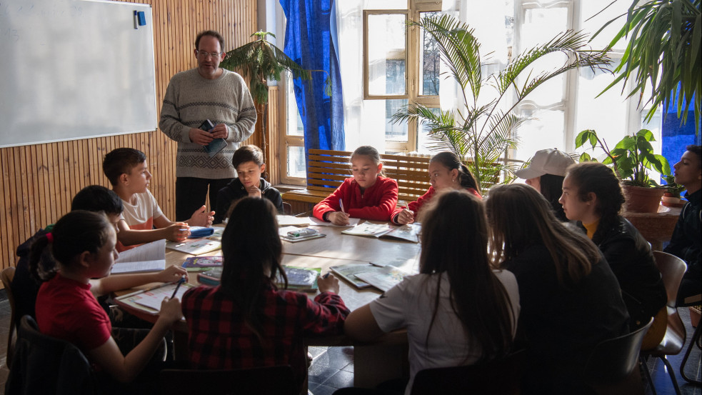 Szétosztanák a tagállamok között az Ukrajnából menekülő, kísérő nélküli kiskorúakat 