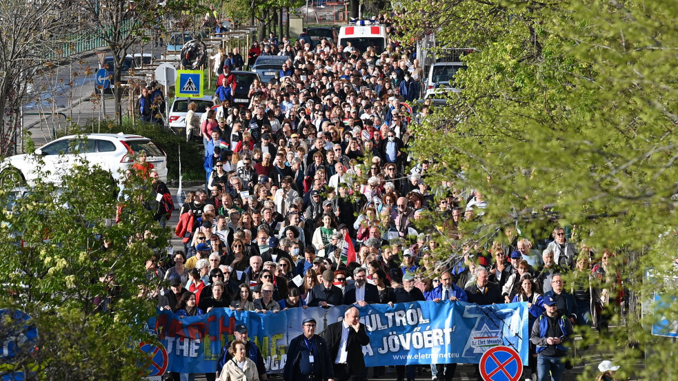 A holokauszt áldozatairól emlékeztek meg a budapesti Élet Menetén
