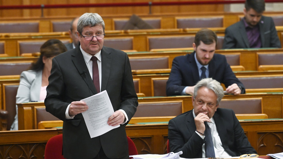 Hiába az óriási felháborodás: simán megszavazták az új katatörvényt