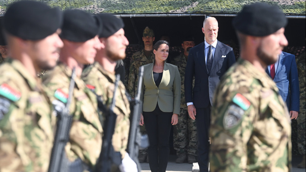 Fotók: Novák Katalin is beállt a futó katonák közé Koszovóban