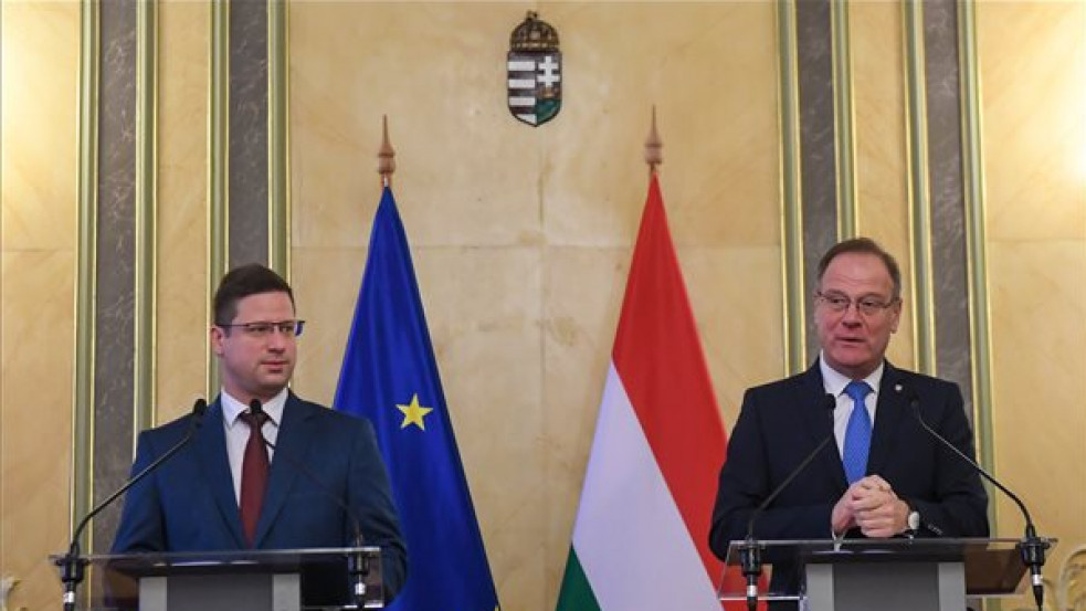 „Ahogy lesz uniós pénz, a tanárbérek emelése megvalósul” - rendkívüli kormányinfót tartott Navracsics és Gulyás
