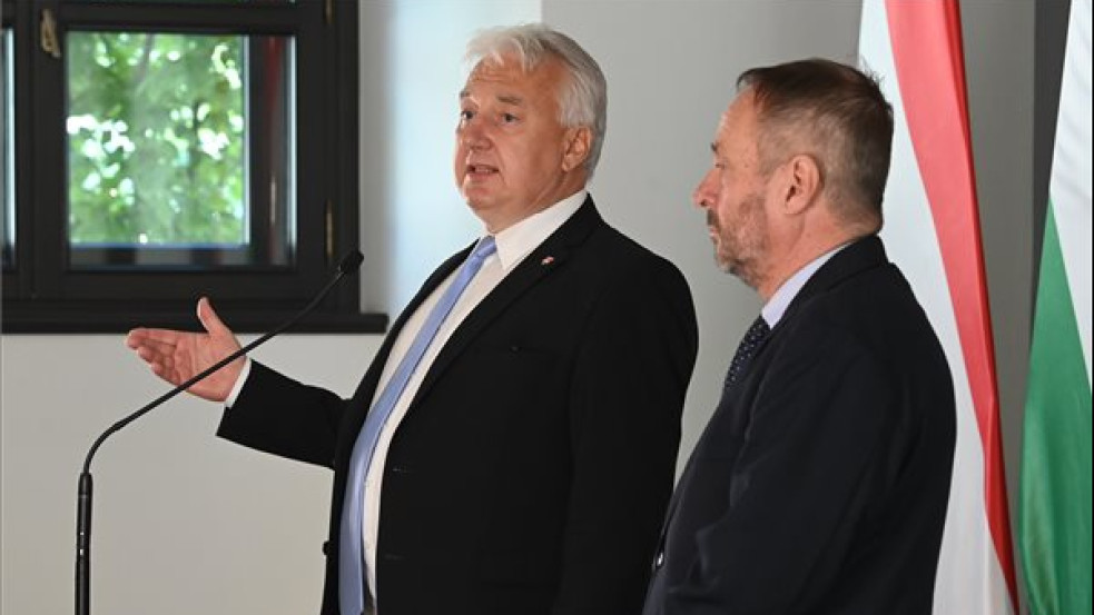 Távozik a KDNP a Néppártból, ha felveszik Magyar Péteréket