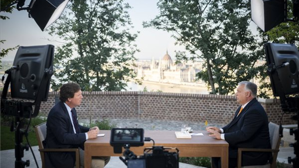 Orbán Tucker Carlsonnak: Trump az, aki talán megmentheti az emberiséget az egész Földön