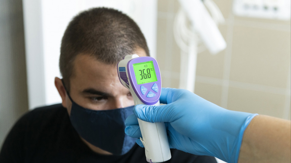 Durvul a negyedik hullám: megugrott az elhunytak száma