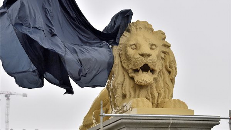 Legoból készült oroszlánt helyeztek el a Clark Ádám téren