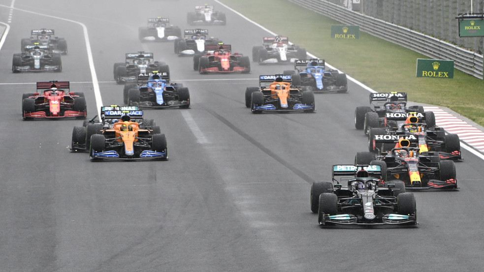 Óriási káosz és meglepetésgyőzelem a Hungarororingen, Vettelt kizárták