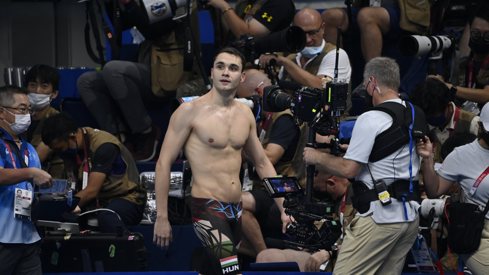 Pont a verseny előtt szakadt le róla a nadrág: Milák Kristóf így is utcahosszal nyerve olimpiai bajnok!