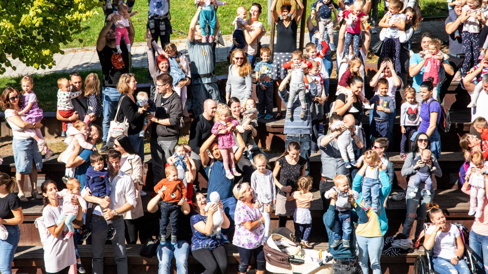 Felemelő rekordkísérlet: több mint tízezren emelték gyermeküket a magasba egy időben országszerte