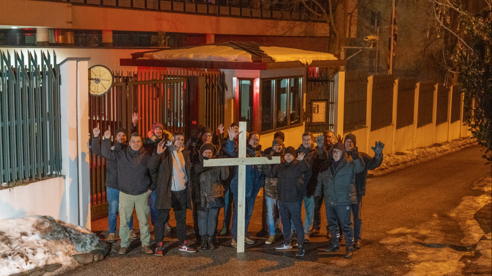 Szolidaritási imaalkalmat szerveztek a budapesti brit nagykövetséghez