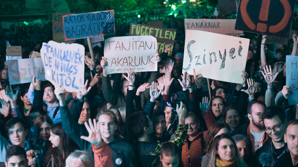 Nyílt levélben fordultak Orbánhoz a pedagógusok, ezt kérik tőle