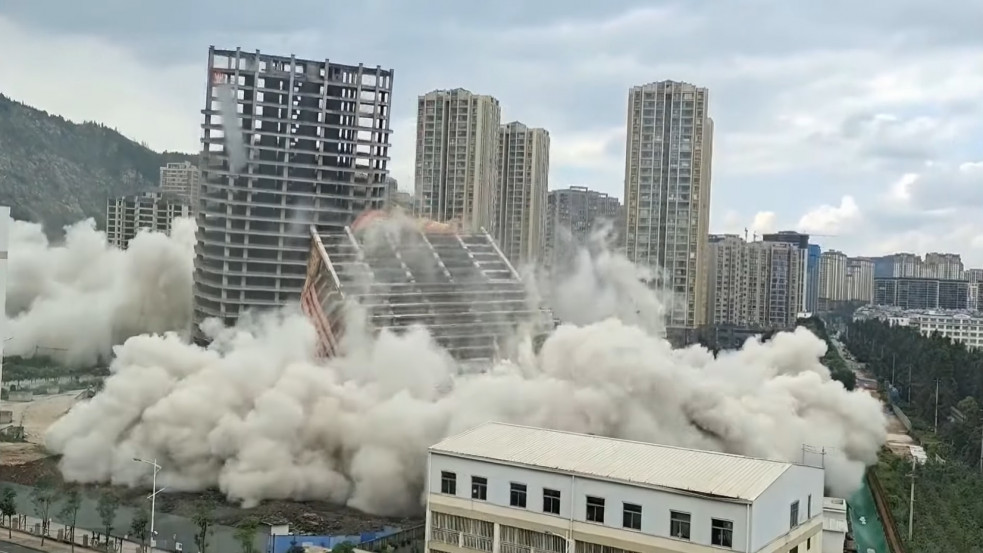 Kolosszális méretű robbantássorozat Kínában: egyszerre 15 épületet romboltak porrá a szakemberek - videó