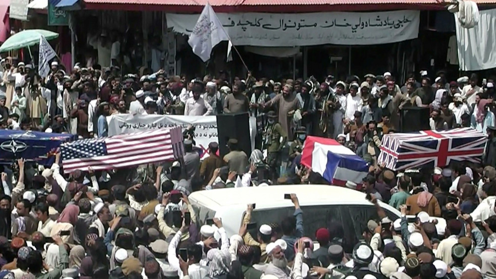 Nyugati zászlókkal letakart koporsókkal ünnepelték a háború végét a tálibok