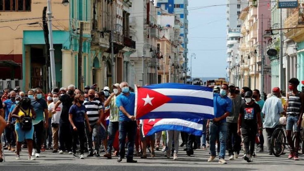 "Nem bírjuk tovább" - hatalmas tömegek vonultak utcára a kommunista diktatúra ellen Kubában 
