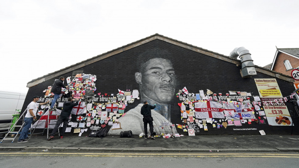 Örökre kitiltanák a rasszista angol szurkolókat a stadionokból