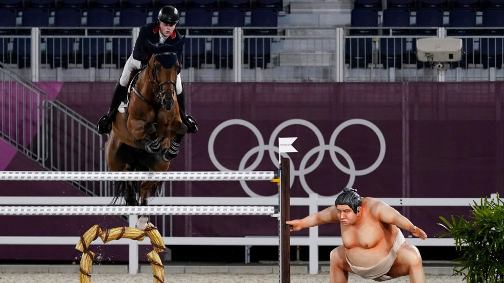Szumós szobor ijesztgeti a díjugrató lovakat a tokiói olimpián