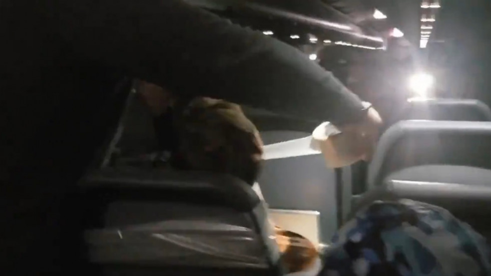 Szigszalaggal kötöztek le egy erőszakoskodó utast egy amerikai repülőjáraton - videó