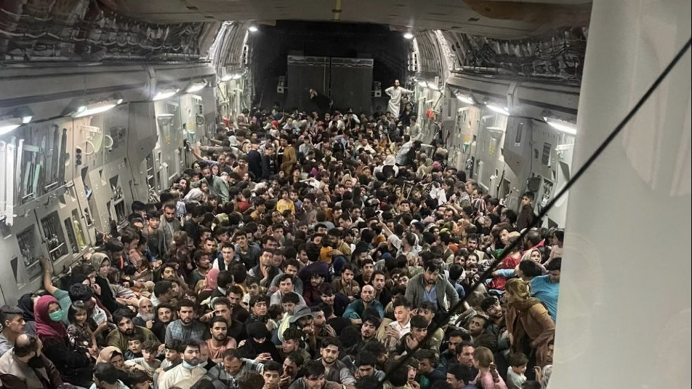 (18+) Tragédiákhoz vezetett az elkeseredett afgán tömegek reptéri rohama, az evakuáció ma folytatódik