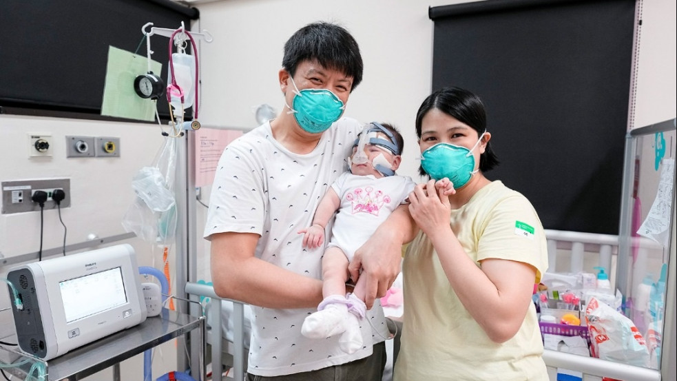 "Reménysugár a zűrzavarban" - 212 grammal született, egy év után vihették haza szülei a világ legkisebb újszülöttjét
