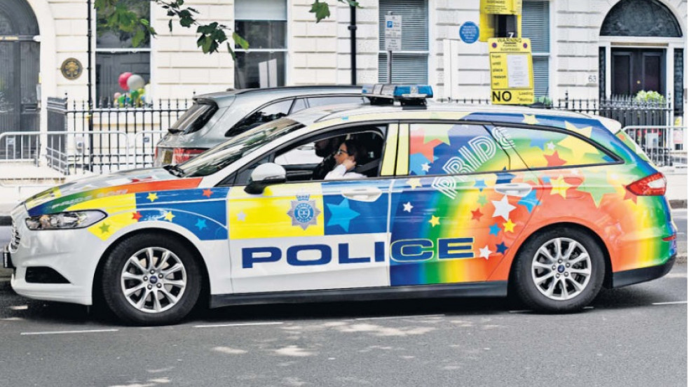 Szivárványos járőrautókkal venné fel a harcot a "gyűlölet" ellen a brit rendőrség