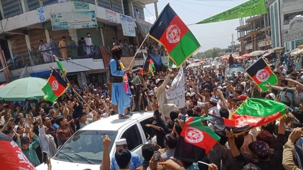 (18+) Zászlóháború, tálibellenes tömegtüntetések és lövöldözős oszlatás Afganisztánban
