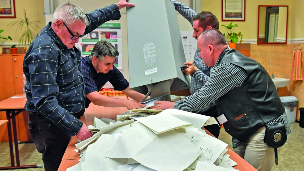 Csalásnarratíva vagy valós veszély? Miért épít Magyar Péter saját választási összesítőt?