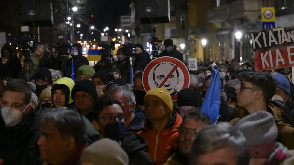 "Putyin pincsikutyája, orosz kémbank" - Budapesten tüntetett az ellenzéki összefogás