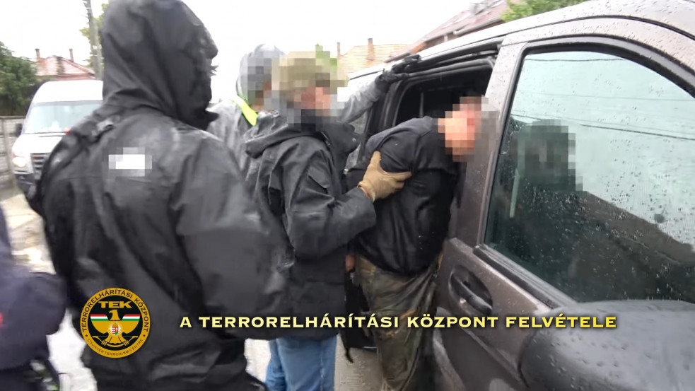 Magyar politikusokat, közéleti szereplőket és bírákat rakott halállistára egy radikális csoport - videó az elfogásukról