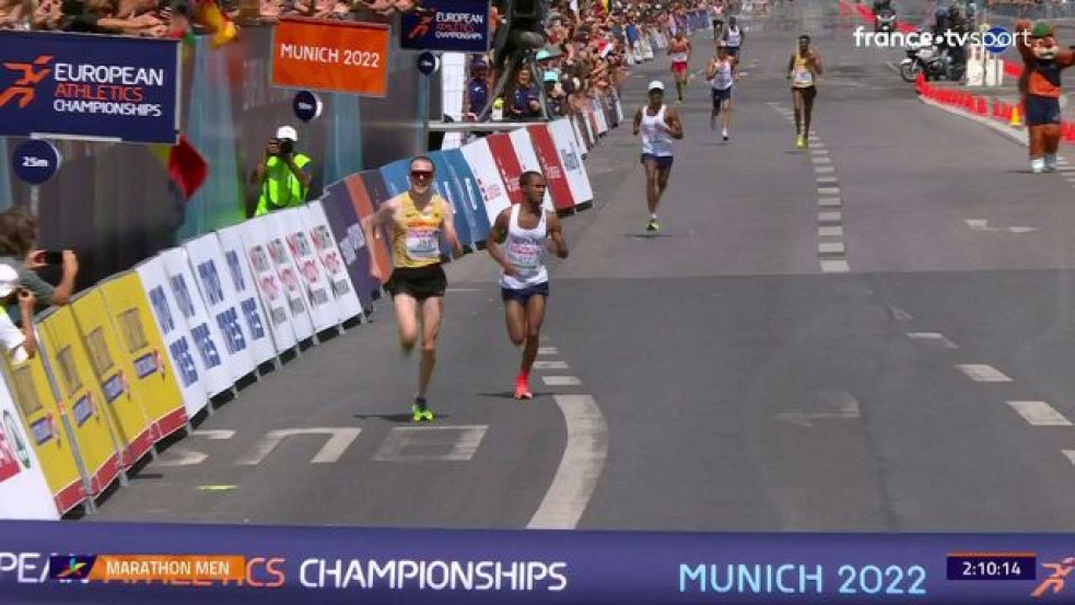Elképesztő jelenet a müncheni maratonon: már győztesnek hitte magát az izraeli futó, amikor egyszer csak őrült hajrába kezdett német riválisa