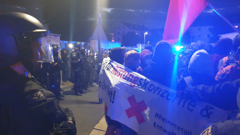 Az ukrajnai fegyverszállítmányok miatt tiltakoztak háborúellenes aktivisták Németországban
