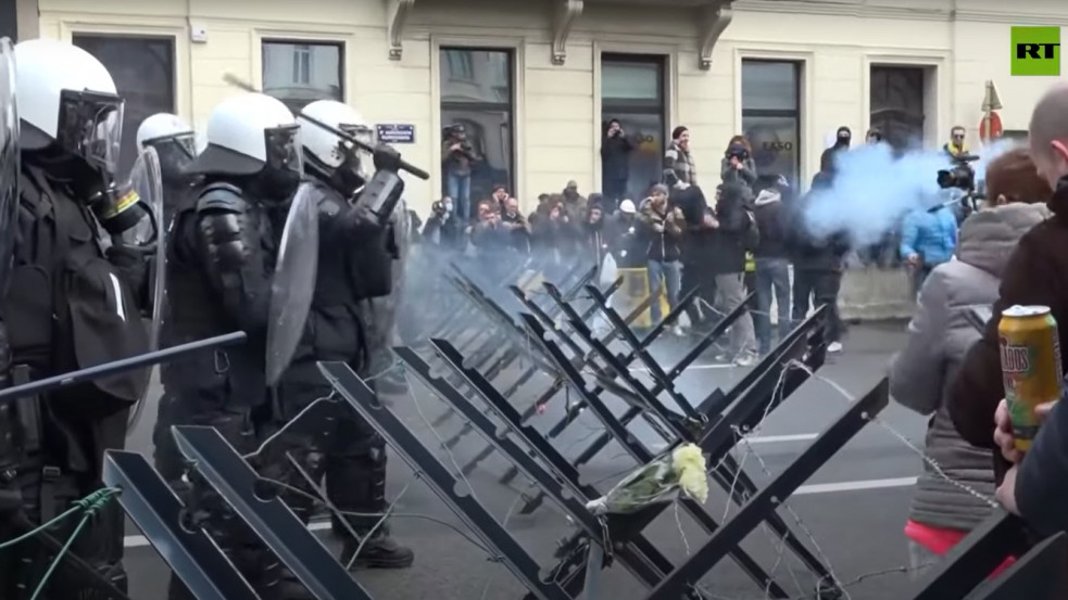 Drónokat, könnygázt és vízágyút is be kellett vetni Brüsszelben, hogy szétoszlassák a barikádokat emelő Covid-tüntetőket