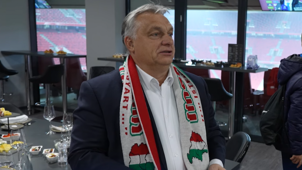 Videó: Orbán nagy-magyarországos sállal a nyakában gratulált Dzsudzsák rekordjához