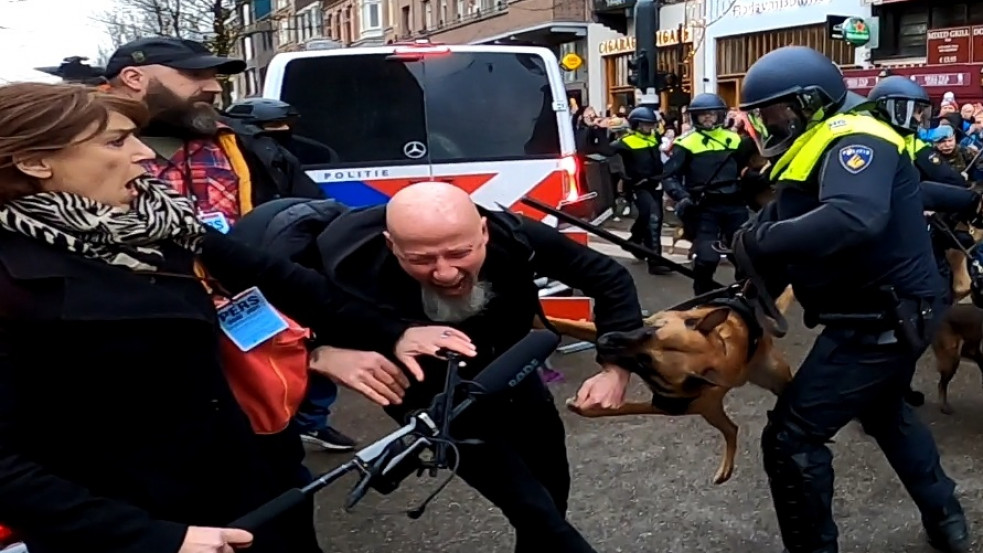 Rendőrkutyával és gumibotokkal léptek fel a Covid-korlátozások miatt tüntetők ellen Hollandiában