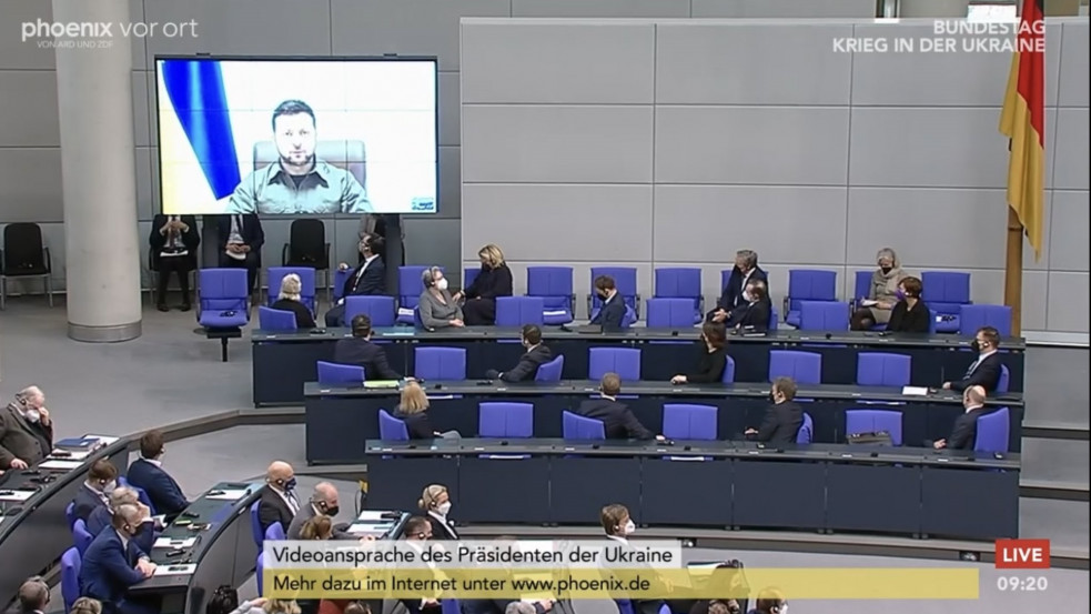 "Új fal emelkedik Európában" - a Berlini falat és a náci népirtást hozta fel párhuzamként Zelenszkij a Bundestagban