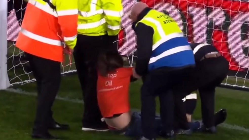 Nyakánál fogva kötözte magát a kapufához egy aktivista az Everton-Newcastle meccs közben - videó