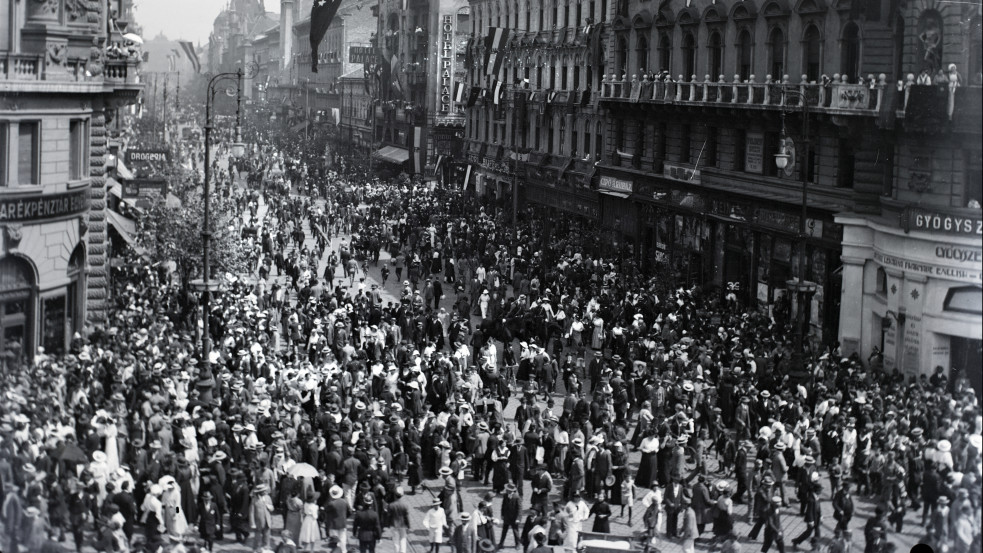 1921: Ellentmondásos talpraállás egy nemzeti tragédia után