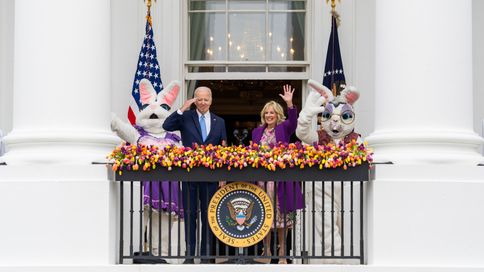 Húsvéti nyuszi terelgette Bident a Fehér Ház kertjében - Videó