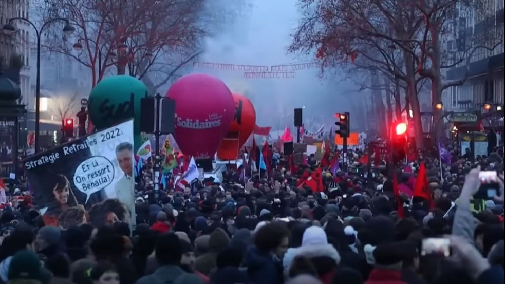 Óriási a káosz Franciaországban, százezrek tiltakoznak a nyugdíjkorhatár emelése ellen - videó