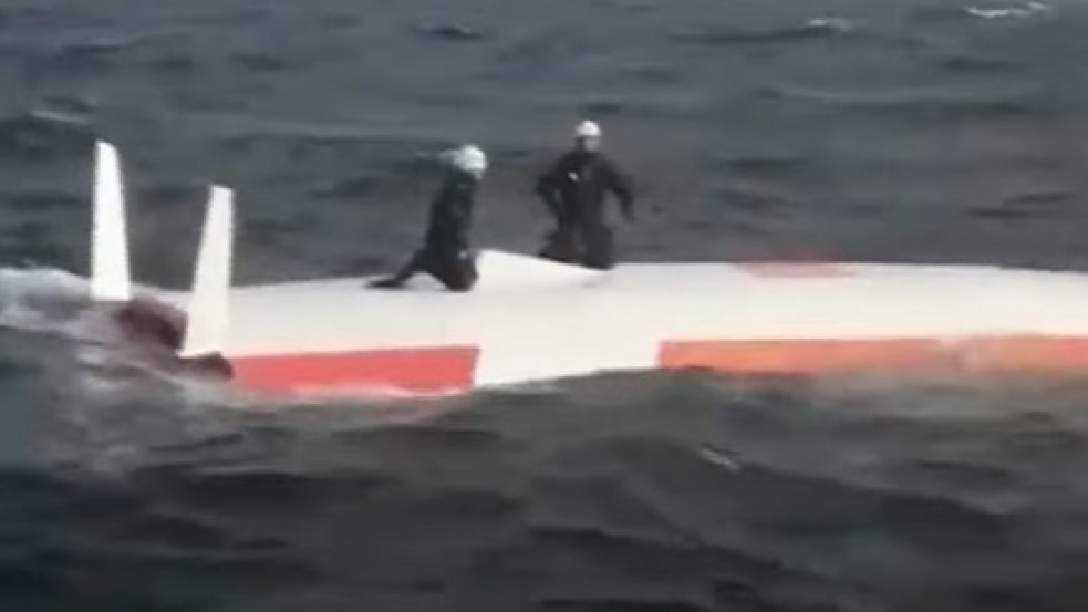 Videó: egy francia tengerész 16 órát töltött felborult csónakjában az Atlanti-óceánon 