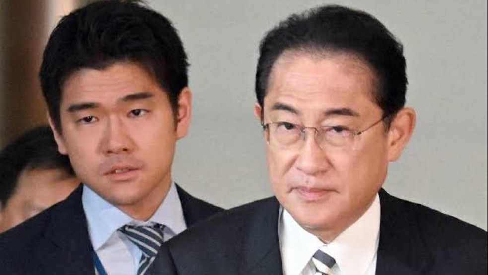 Leváltották a japán kormányfő fiát a titkársága éléről, amiért partikat tartott a miniszterelnöki rezidencián